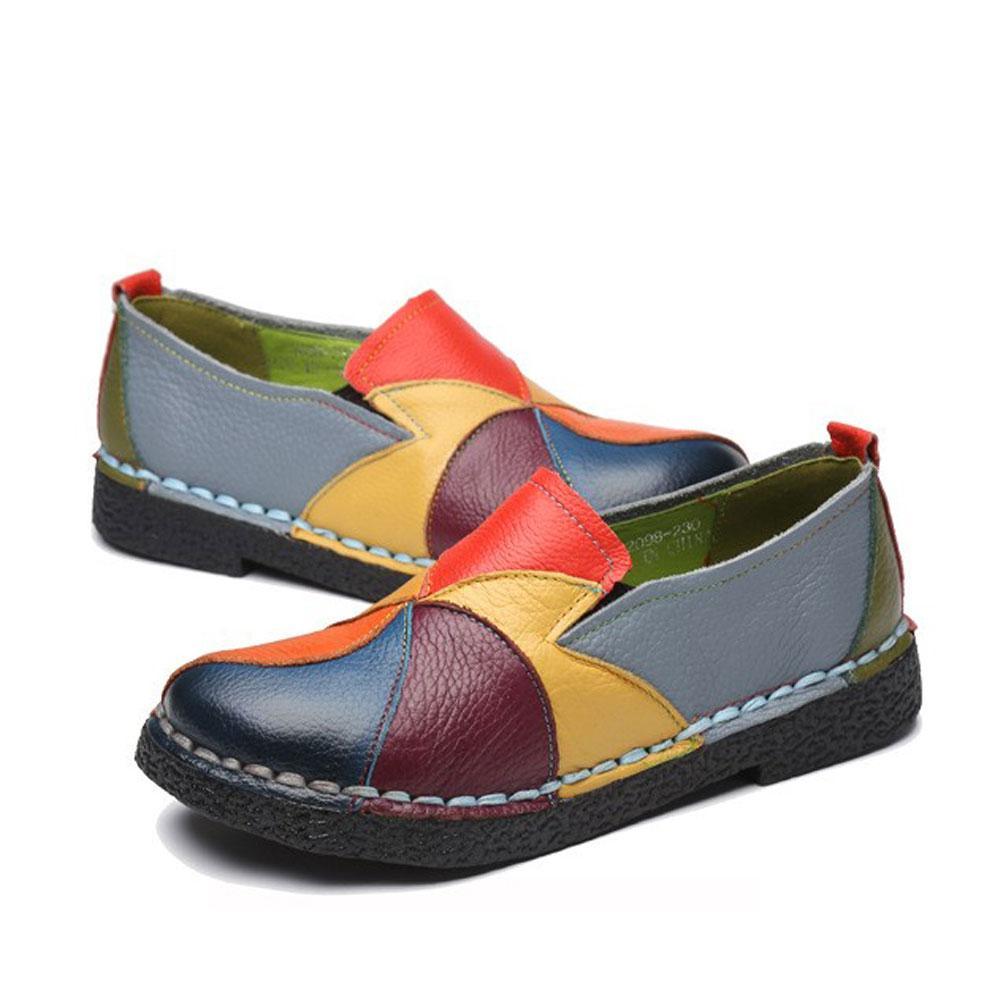 Nähende bunte Lederschuhe der Frauen