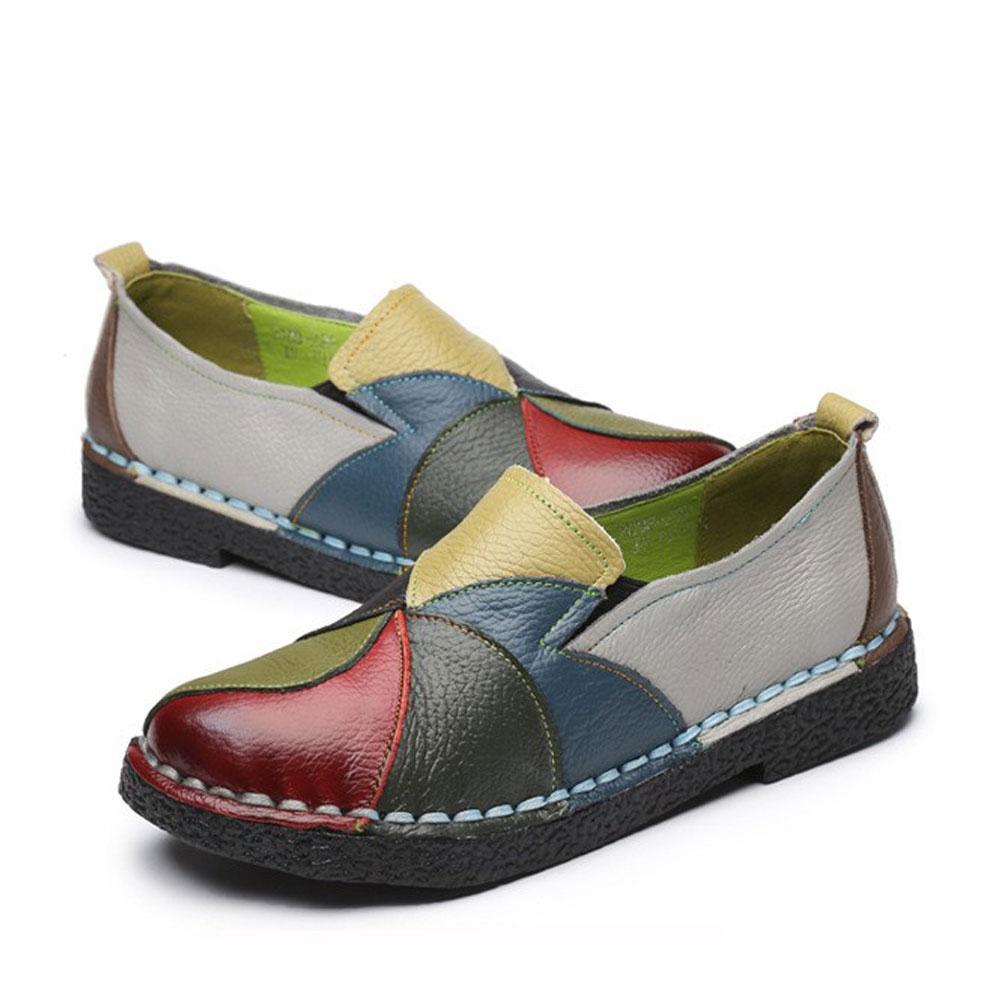 Nähende bunte Lederschuhe der Frauen