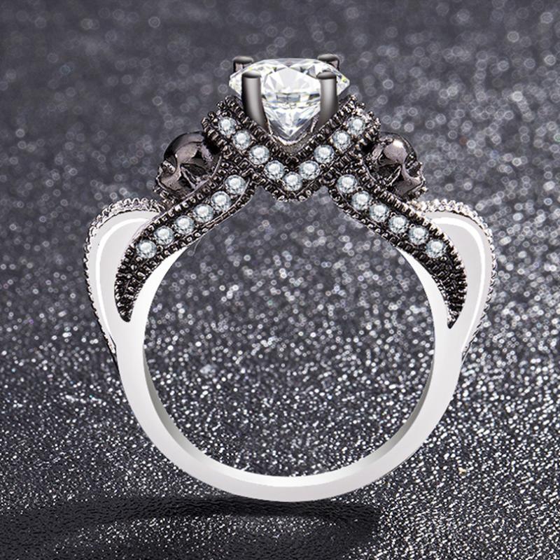 Neuer schwarzer Schädelring