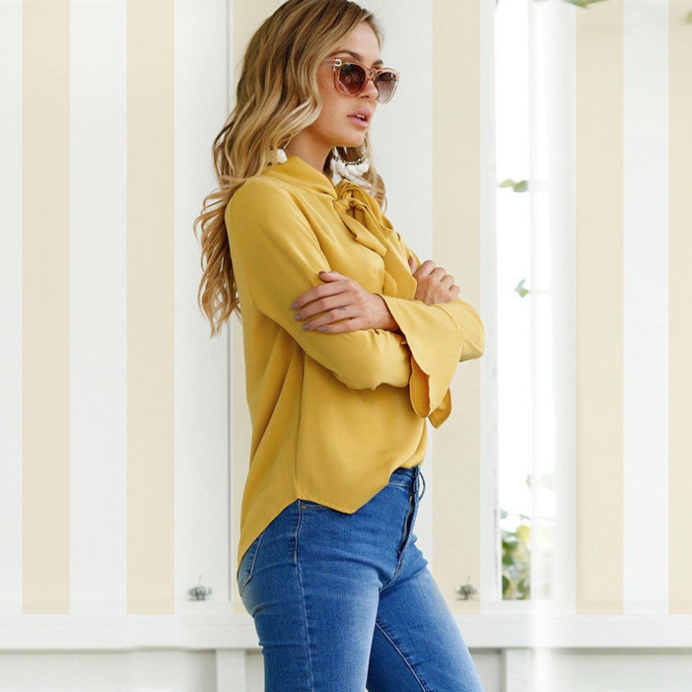 Bluse mit mit Faltenkragen und Knopfverschluss