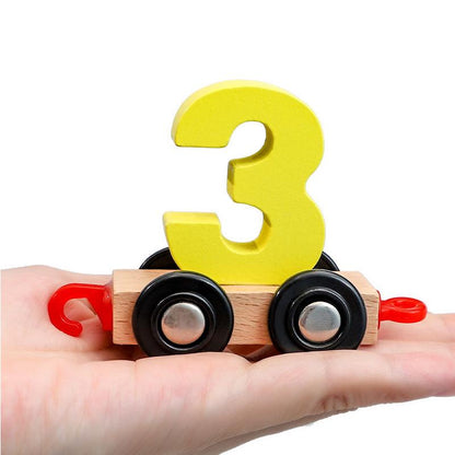 Digitales Zugspielzeug aus Holz