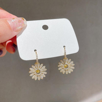 Elegante kleine Gänseblümchen-Ohrringe