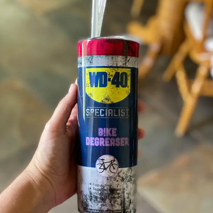 Thermosbecher mit kreativem Schmutzmuster