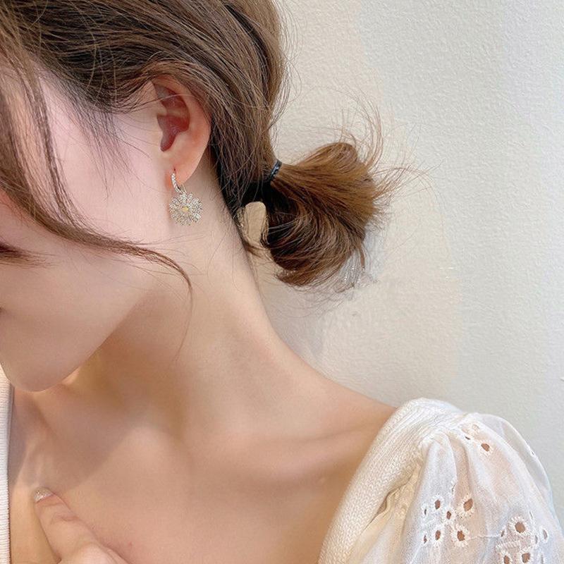 Elegante kleine Gänseblümchen-Ohrringe