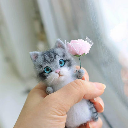 Kreative handgemachte Kätzchenpuppe aus Wollfilz