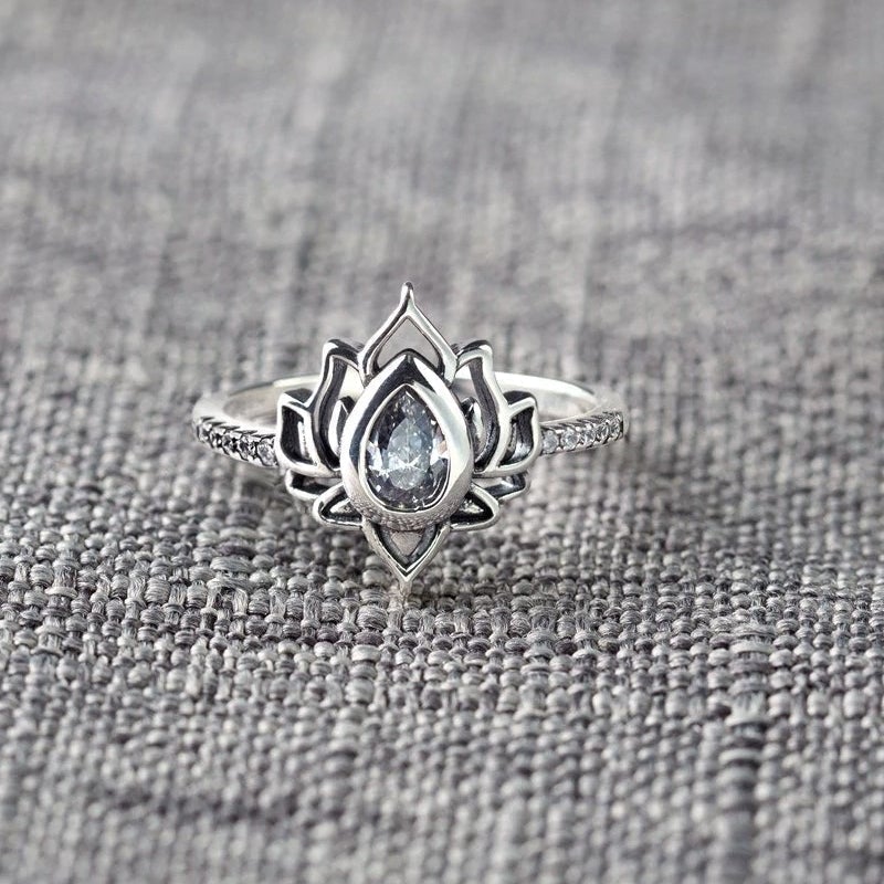 Beginnen Sie neu Lotus Ring