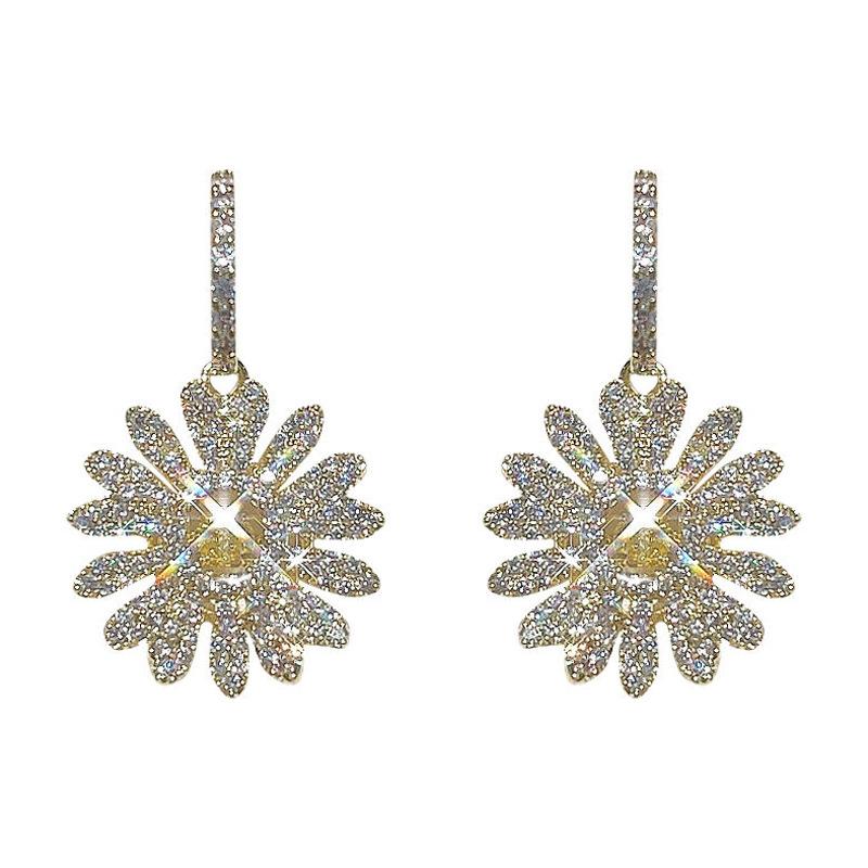 Elegante kleine Gänseblümchen-Ohrringe