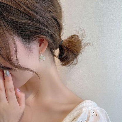 Elegante kleine Gänseblümchen-Ohrringe